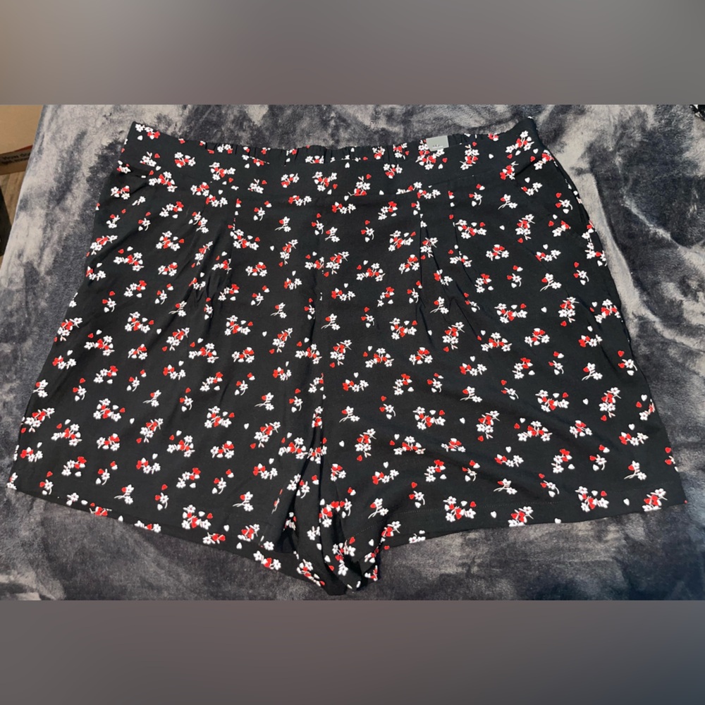 TORRID BNWT size 4X, 3.5 Inch Challis Short